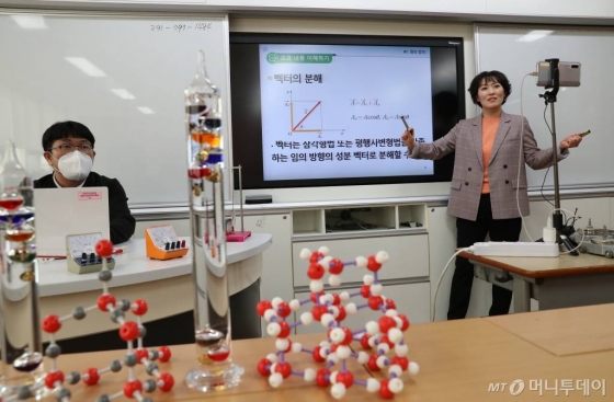 2일 인천 서구 초은고등학교에서 선생님이 코로나19에 대응한 실시간 화상 수업을 하고 있다./사진=이기범 기자