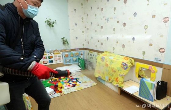대구·경북 지역의 '코로나19' 확진 환자가 39명으로 늘어난 가운데 지난 2월 20일 오후 대구 중구보건소 관계자가 남산동의 한 어린이집 내부를 소독하고 있다..사진=김휘선 기자