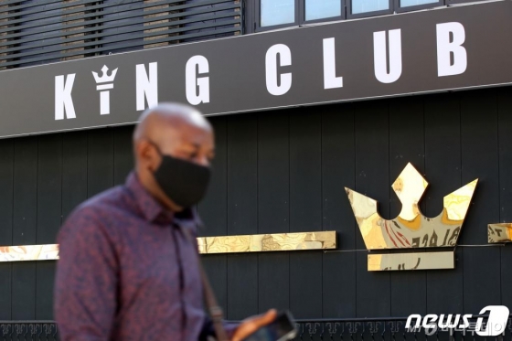 (서울=뉴스1) 이광호 기자 = 13일 국내 신종 코로나 바이러스 감염증(코로나19) 환자가 전날보다 26명 늘어, 누적 환자 수가 1만962명으로 집계됐다. 서울 이태원 클럽발 감염이 확산하면서 국내 발생 신규 확진자 수가 증가세를 보이고 있는 것이다.  또한 기존에 알려진 5개 업소 외에 새로운 업소에서 잇단 확진자가 나오면서 방역당국이 긴장하고 있다. 사진은 용인 66번째 환자가 다녀간 것으로 알려진 이태원의 '킹클럽'.2020.5.13/뉴스1