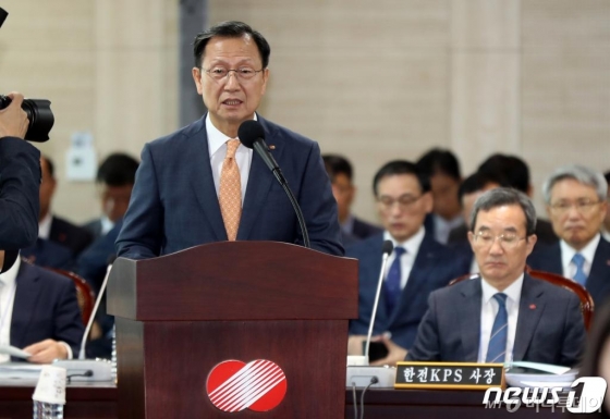 김종갑 한국전력공사 사장이 11일 전남 나주시 한전 본사에서 열린 산업통상자원중소벤쳐기업위원회의 한전, 전력거래소, 한국전력기술, 한전KDN 등에 대한 국정감사에서 업무현황 보고를 하고 있다. 2019.10.11/사진=뉴스1