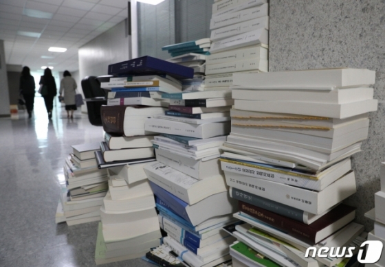 13일 오후 서울 여의도 국회 의원회관의 제21대 총선에서 낙선한 한 의원실 앞에 내놓은 짐들이 쌓여있다.  21대 국회는 오는 5월 30일부터 임기를 시작한다. 2020.5.13/사진=뉴스1