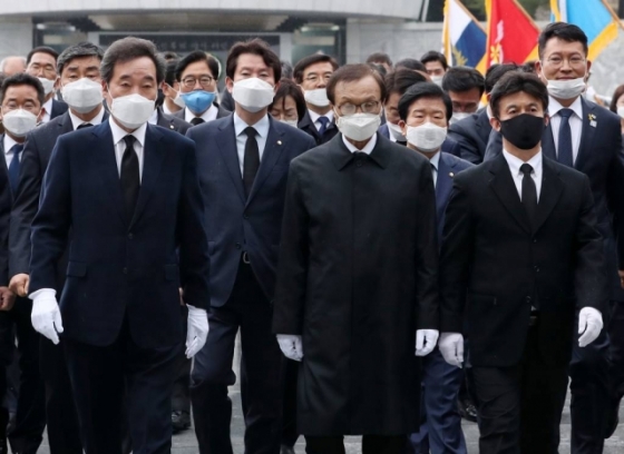 더불어민주당 이해찬 대표와 이낙연 코로나19국난극복대책위원장, 더불어시민당 우희종, 최배근 공동대표 등이 17일 오전 동작구 국립서울현충원을 찾아 현충탑에 참배 후 이동하고 있다. 2020.04.17./사진=이기범 기자