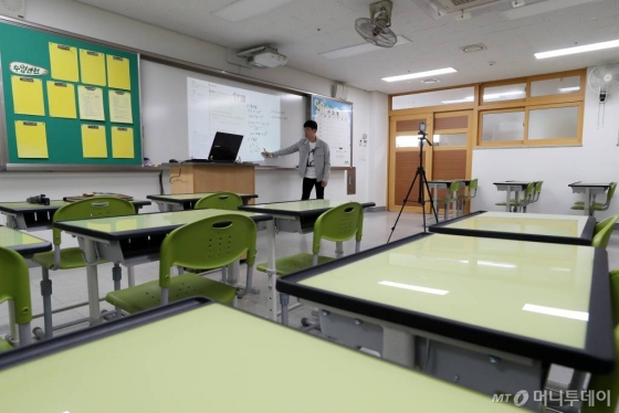 코로나19 여파로 전국 초·중·고교의 개학이 미뤄진 가운데 30일 오전 서울 동대문구 휘봉고등학교에서 교사가 온라인 원격수업을 위한 수업 영상을 녹화하고 있다. / 사진=이기범 기자 leekb@