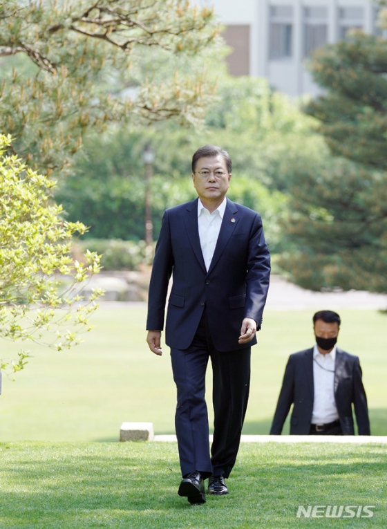 [서울=뉴시스]문재인 대통령이 지난 12일 올해로 40주년을 맞은 5.18 민주항쟁 관련 인터뷰를 위해 상춘재로 이동하고 있다. (사진=청와대 제공) 2020.05.17.   photo@newsis.com