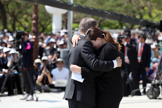 문재인 대통령이 18일 오전 광주 국립 5·18 민주묘지에서 열린 제37주년 5·18 민주화운동 기념식에서 편지를 낭송한 유가족을 끌어안고 있다. 2017.5.18/뉴스1, 사진=청와대