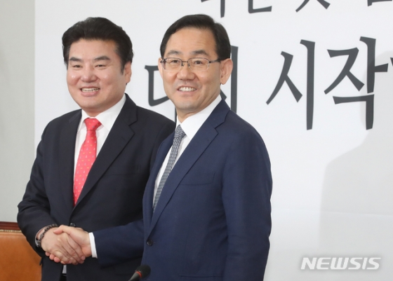 주호영(오른쪽) 미래통합당 원내대표와 원유철 미래한국당 당대표가 이달 14일 오후 서울 여의도 국회에서 합당 논의기구를 구성 관련 기자회견에 앞서 악수하고 있다./사진=뉴시스