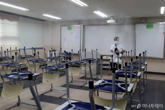 전국 고3 학생들의 등교 개학을 이틀 앞둔 11일 서울 강북구 삼각산고등학교에서 방역 관계자들이 방역을 하고 있다. / 사진=이기범 기자 leekb@