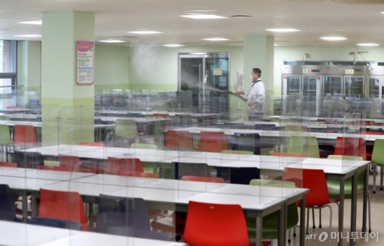 전국 고3 학생들의 등교 개학을 이틀 앞둔 11일 서울 강북구 삼각산고등학교에서 방역 관계자들이 방역을 하고 있다. / 사진=이기범 기자 leekb@