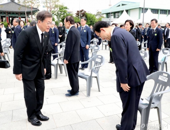 문재인 대통령과 미래통합당 주호영 원내대표가 18일 오전 광주광역시 동구 옛 전남도청 앞에서 열린 제40주년 5·18 민주화운동 기념식에서 인사를 나누고 있다. / 사진=이기범 기자 leekb@
