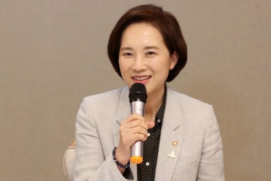 유은혜 사회부총리 겸 교육부 장관이 15일 서울정부청사에서 스승의 날을 맞이해 열린 교원단체 오찬간담회에 참석해 모두발언을 하고 있다./ 사진=김휘선 기자 hwijpg@