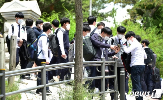 20일 오전 인천시 연수구 송도고등학교에서 고3 학생들이 등교 두시간 만에 귀가하고 있다. 인천시교육청은 고등학교 3학년 등교 수업이 시작된 이날 인천에서 신종 코로나바이러스 감염증(코로나19) 고3 확진자 2명이 발생하자 미추홀구·중구·동구·남동구·연수구 내 고등학교 66곳의 고3 학생들을 등교하자마자 모두 귀가하도록 조치했다. /사진=뉴스1