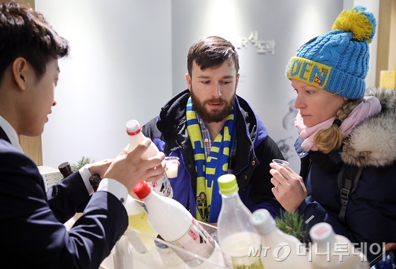평창동계올림픽 한국음식홍보관을 찾은 외국인들이 전통주를 시음하고 있다. /사진=평창군