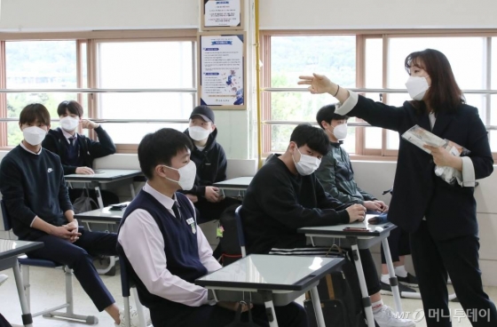 신종 코로나바이러스 감염증(코로나19) 여파로 등교가 5차례나 연기되며 80일 만에 등교 수업이 시작된 20일 오전 서울 시내의 한 고등학교 3학년 학생들이 교실에서 담임 선생님의 생황 방역 수칙에 대한 설명을 듣고 있다. 2020.5.20 / 사진=김휘선 기자 hwijpg@