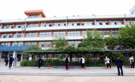 신종 코로나바이러스 감염증(코로나19) 여파로 등교가 5차례나 연기되며 80일 만에 등교 수업이 시작된 20일 오전 서울 시내의 한 고등학교 3학년 학생들이 거리두기를 실천하며 교실로 향하고 있다. 2020.5.20 / 사진=김휘선 기자 hwijpg@