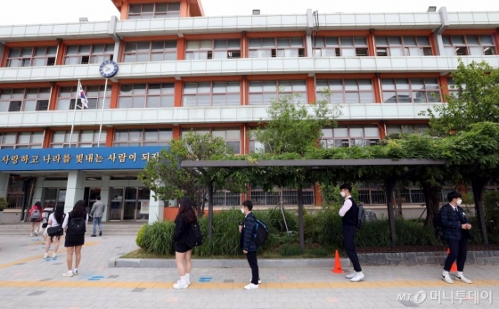 신종 코로나바이러스 감염증(코로나19) 여파로 등교가 5차례나 연기되며 80일 만에 등교 수업이 시작된 20일 오전 서울 시내의 한 고등학교 3학년 학생들이 거리두기를 실천하며 교실로 향하고 있다. 2020.5.20 / 사진=김휘선 기자 hwijpg@