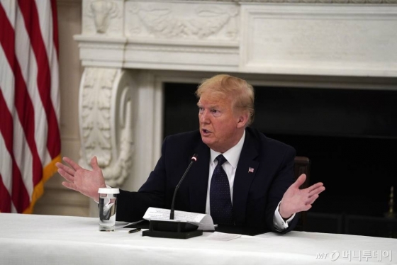 [워싱턴=AP/뉴시스]도널드 트럼프 미국 대통령이 18일(현지시간) 백악관에서 요식업계 경영진과 만나 발언하고 있다. 트럼프 대통령은 이 자리에서 신종 코로나바이러스 감염증(코로나19) 예방을 위해 말라리아 치료제인 하이드록시클로로퀸을 먹고 있다고 밝혔다. 전문가들은 심하면 사망할 수도 있는 부작용을 주의해야 한다며 이 약의 효능에 의문을 제기하고 있다. 2020.05.19.