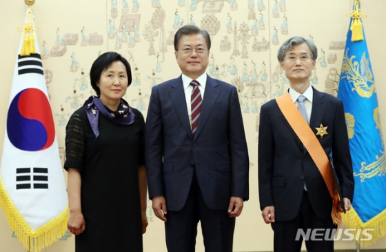 [서울=뉴시스]박영태 기자 = 문재인 대통령이 22일 오후 청와대에서 조희대 전 대법관에게 청조근정훈장을 수여한 후 기념촬영을 하고 있다. 왼쪽은 조희대 전 대법관의 부인. 2020.5.22.  since1999@newsis.com