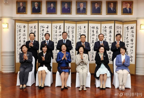 [서울=뉴시스]지난 21일 서울 한남동 국회의장 공간에서 열린 '국회의장 초청 만찬' 행사에 참석한 문재인 대통령 내외와 문희상 국회의장 및 김명수 대법원장, 유남석 헌법재판소장, 정세균 국무총리, 권순일 중앙선거관리위원장 내외가 기념촬영을 하고 있다. (사진=국회 제공) 2020.05.22.   photo@newsis.com