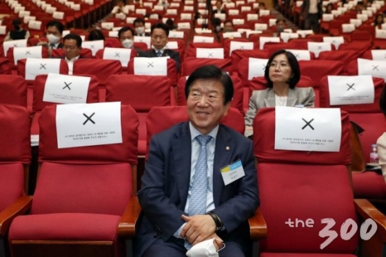 21대 국회의장으로 확정된 박병석 더불어민주당 의원이 21일 서울 여의도 국회 의원회관 대회의실에서 열린 머니투데이 주최 새로운 21대 국회를 위한 '대한민국4.0포럼'에 참석해 자리하고 있다.