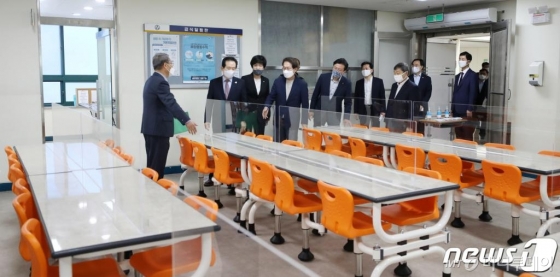 (서울=뉴스1) 유승관 기자 = 정세균 국무총리가 22일 서울 영등포구 선유고등학교를 방문해 고3 학생들이 식사하는 급식실을 둘러보고 있다. 2020.5.22/뉴스1