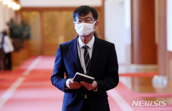 [서울=뉴시스박영태 기자 = 김상조 정책실장이 19일 오후 청와대에서 열린 유연상 신임 경호처장 임명장 수여식에 참석하고 있다. 2020.5.19.  since1999@newsis.com