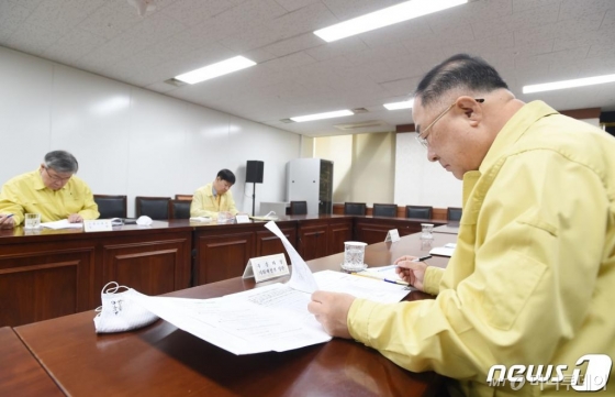 (서울=뉴스1) = 홍남기 경제부총리 겸 기획재정부 장관이 21일 서울 광화문 정부서울청사에서 '2020년 1/4분기 가계동향조사결과' 관련 주요내용으로 관계장관회의(녹실회의)를 주재하고 있다. (기획재정부 제공) 2020.5.21/뉴스1