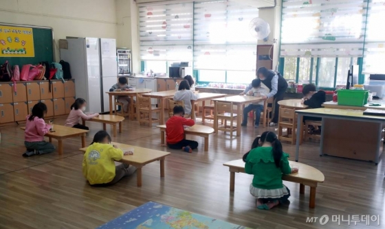20일 오전 서울 마포구 동교초등학교에서 운영중인 긴급돌봄교실에서 학생들이 서로 떨어진 채 학습을 하고 있다. / 사진=김창현 기자 chmt@