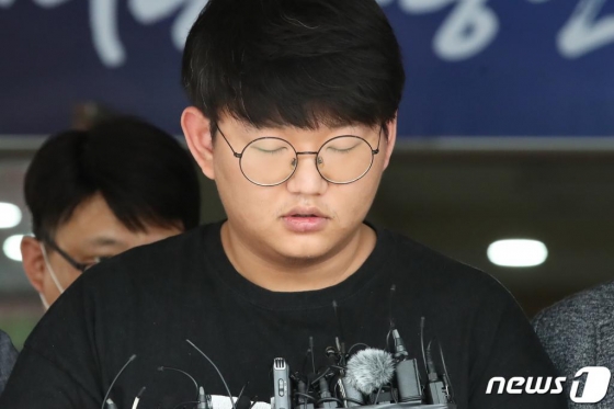 성 착취 동영상 공유 텔레그램 대화방 'n번방'을 최초 개설해 운영한 '갓갓' 문형욱(24·구속)이 18일 오후 검찰 송치를 앞두고 경북안동경찰서에서 얼굴이 공개된 채 취재진의 질문에 답하고 있다.  경북지방경찰청은 지난 13일 신상공개위원회를 열고 문형욱에 대한 신상정보 공개를 결정했다. /사진=뉴스1