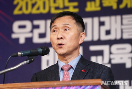 [서울=뉴시스]이윤청 기자 = 김연명 청와대 사회수석이 8일 오전 서울 종로구 세종문화회관 세종홀에서 열린 2020년 교육계 신년교례회에서 문재인 대통령의 축하메시지를 대독하고 있다. 2020.01.08.   radiohead@newsis.com