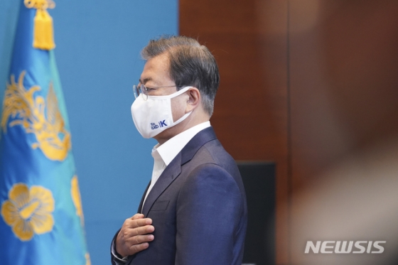 [서울=뉴시스박영태 기자 = 문재인 대통령이 26일 청와대 여민관에서 열린 국무회의에 참석해 국민의례를 하고 있다. 2020.05.26. since1999@newsis.com