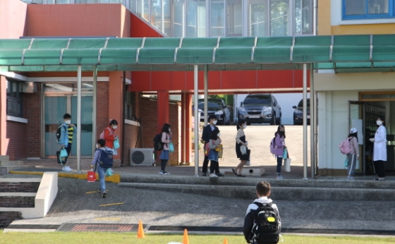 전남 무안일초 1~2학년 학생들이 등교하며 발열체크하고 있다.  /사진제공=전남교육청.