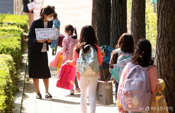 초등학교 1-2학년의 등교개학이 시작된 27일 오전 서울 송파구 세륜초등학교에서 학생들이 등교를 하고 있다. / 사진=김휘선 기자 hwijpg@