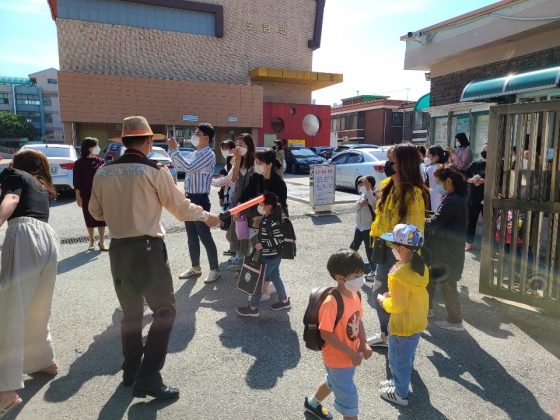 27일 서울 구로구 소재의 한 초등학교 앞에서 초등학교 1학년의 생애 첫 등교를 학부모들이 지켜보고 있다. /사진=정한결 기자.