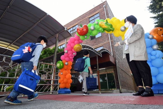초등학교 1-2학년의 등교개학이 시작된 27일 오전 서울 송파구 세륜초등학교에서 학생들이 등교를 하고 있다. / 사진=김휘선 기자 hwijpg@