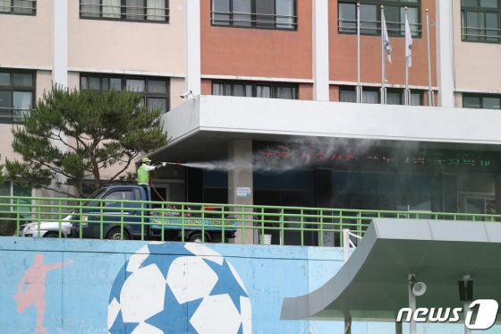 (대구=뉴스1) 공정식 기자 = 2차 등교 개학 첫날인 27일 오전 대구 수성구 오성고등학교 3학년 학생 1명이 신종 코로나바이러스 감염증(코로나19) 검사에서 확진으로 판명된 가운데 수성구청·수성보건소 방역관계자들이 학교에 들어가 소독약을 뿌리고 있다. 2020.5.27/뉴스1