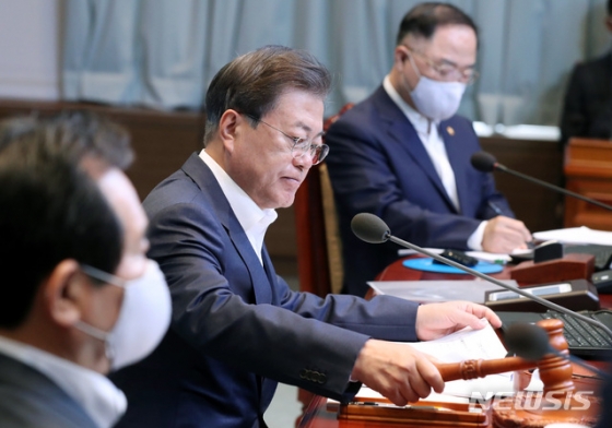 [서울=뉴시스]박영태 기자 = 문재인 대통령이 26일 오전 청와대에서 열린 국무회의를 주재하고 있다. 2020.5.26.  since1999@newsis.com