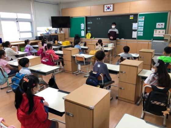 전남 장흥초 1~2학년들이 27일부터 등교 수업이 시작됐다./사진제공=장흥초등학교.