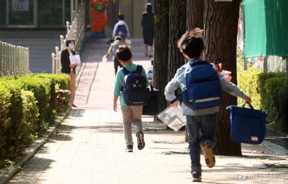 초등학교 1-2학년의 등교개학이 시작된 27일 오전 서울 송파구 세륜초등학교에서 학생들이 등교를 하고 있다. / 사진=김휘선 기자 hwijpg@