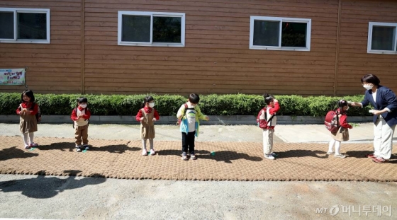 유치원생들과 고2, 중3, 초등학교 저학년의 등교 개학이 시작된 27일 인천 미추홀구 연흥유치원에서 등원한 아이들이 거리두기를 지키며 발열체크를 하고 있다. / 사진=이기범 기자 leekb@