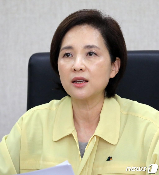(세종=뉴스1) 장수영 기자 = 유은혜 사회부총리 겸 교육부 장관이 27일 정부세종청사 교육부 영상회의실에서 열린 5개 시도(서울, 인천, 경기, 대구, 경북) 교육청 간 등교수업지원 상황점검 영상회의에서 모두발언을 하고 있다. 2020.5.27/뉴스1