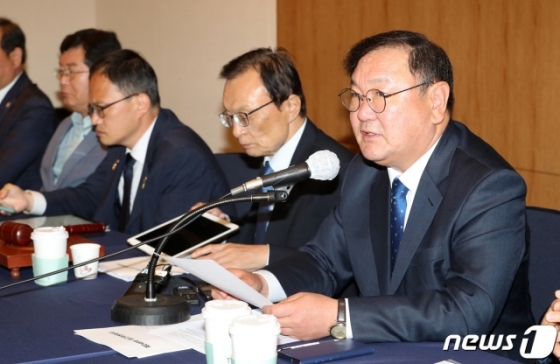 김태년 더불어민주당 원내대표가 27일 오전 서울 서초구 더케이호텔에서 열린 최고위원회의에서 모두발언을 하고 있다. / 사진제공=뉴스1