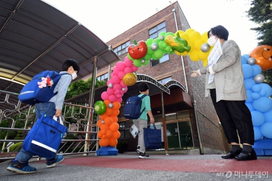 초등학교 1-2학년의 등교개학이 시작된 27일 오전 서울 송파구 세륜초등학교에서 학생들이 등교를 하고 있다. / 사진=김휘선 기자 hwijpg@