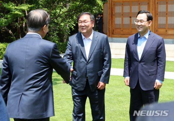 문재인 대통령이 28일 청와대 상춘재에서 열린 양당 원내대표 초청 오찬에 참석해 김태년 더불어민주당 원내대표, 주호영 미래통합당 원내대표와 인사하고 있다. / 사진제공=뉴시스