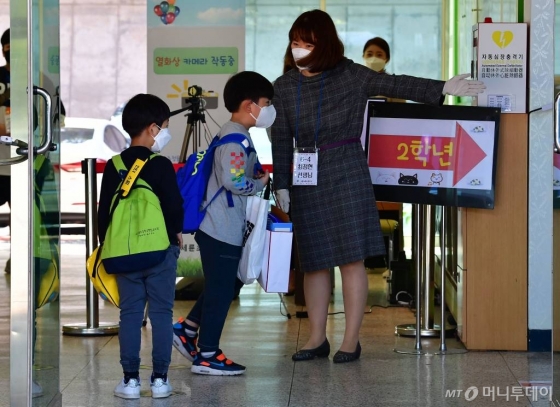 초등학교 1-2학년의 등교개학이 시작된 27일 오전 서울 송파구 세륜초등학교에서 학생들이 등교를 하고 있다. / 사진=김휘선 기자 hwijpg@