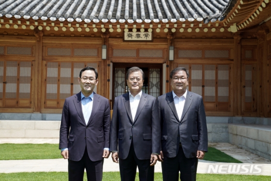 문재인 대통령이 김태년 더불어민주당 원내대표, 주호영 미래통합당 대표와 28일 청와대 상춘재에서 열린 양당 원내대표 초청 오찬에 들어가기 전 기념촬영을 하고 있다. / 사진제공=뉴시스