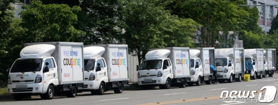 (대전=뉴스1) 김기태 기자 = 부천 쿠팡물류센터와 관련된 신종 코로나바이러스 감염증(코로나19) 확진자가 69명으로 늘어난 가운데 28일 오후 대전의 한 도로에서 쿠팡 택배 직원들이 차량에 택배물품을 싣고 있다. 2020.5.28/뉴스1