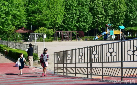 초등학교 1-2학년의 등교개학이 시작된 27일 오전 서울 송파구 세륜초등학교에서 학생들이 등교를 하고 있다./사진=김휘선 기자