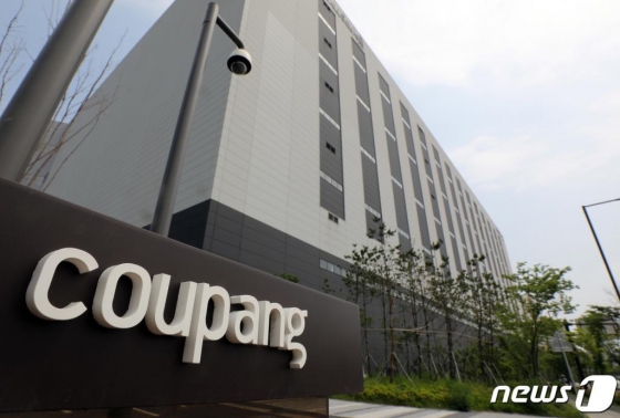 (서울=뉴스1) 이재명 기자 = 부천에 이어 고양 물류센터까지 코로나19 확진자가 나오면서 쿠팡 로켓배송에도 '비상'이 걸렸다.  수도권의 주축 물류센터가 문을 닫으면서 늘어난 주문량을 소화하는데 차질이 생길 수 있어서다. 인근 물류센터를 통해 배송에 나서겠지만, 기존 물량을 다 소화하기엔 역부족이다.  쿠팡은 고양 물류센터 사무직 직원 한 명이 코로나19 확진 판정을 받아 고양물류센터 전체를 폐쇄한다고 28일 밝혔다.  사진은 이날 오후 경기도 고양시 덕양구 쿠팡 물류센터의 모습. 2020.5.28/뉴스1