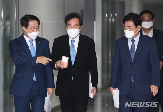 더불어민주당 이낙연 코로나19국난극복위원장과 김진표 비상경제대책본부장, 조정식 총괄본부장이 28일 서울 여의도 국회 의원회관에서 열린 더불어민주당 코로나19 국난극복위원회 비상경제대책본부 일자리-고용TF 토론회에 참석하고 있다. / 사진제공=뉴시스