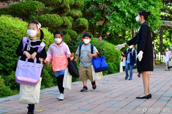 초등학교 1-2학년의 등교개학이 시작된 27일 오전 서울 송파구 세륜초등학교에서 학생들이 등교를 하고 있다./사진=김휘선 기자